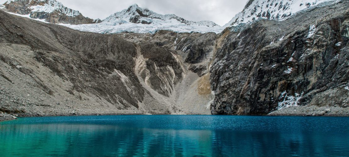 A breathtaking view of mountains and the ocean at a national park in Peru