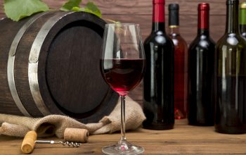 barril-de-madeira-com-garrafas-e-copos-de-vinho